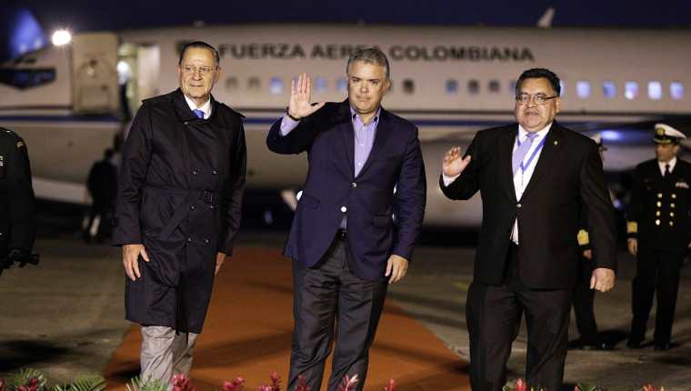 El presidente de Colombia, Iván Duque llegó en el avión presidencial para la investidura Alejandro Giammattei como presidente de Guatemala. (Foto Prensa Libre: EFE)