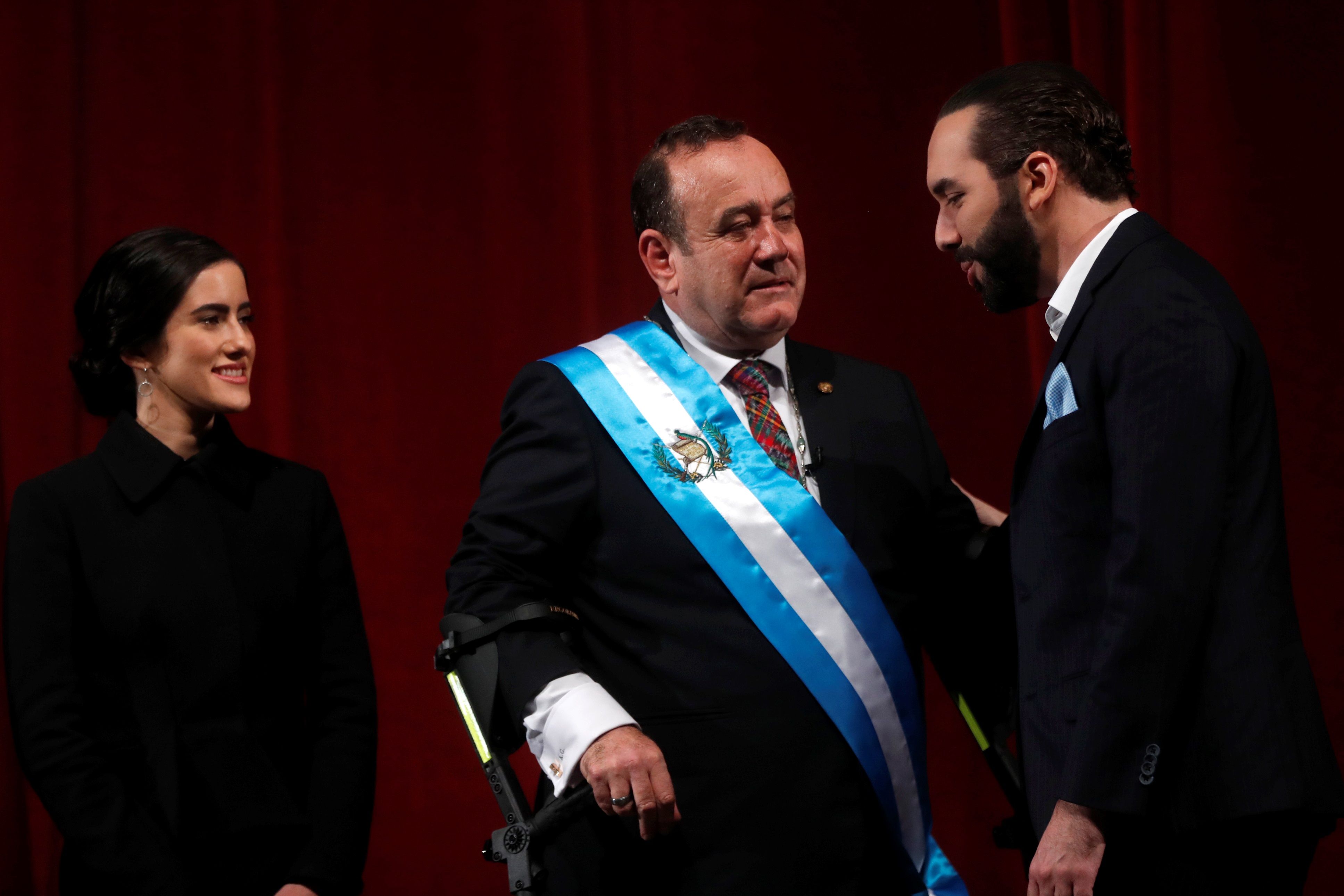 El presidente de Guatemala, Alejandro Giammattei y el presidente de El Salvador, Nayib Bukele buscan agilizar conexión aérea. (Foto Prensa Libre: EFE)