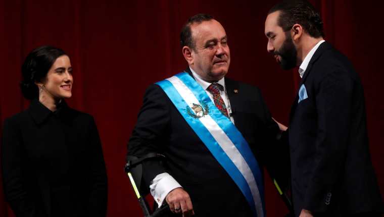 El presidente de Guatemala, Alejandro Giammattei y el presidente de El Salvador, Nayib Bukele buscan agilizar conexión aérea. (Foto Prensa Libre: EFE)