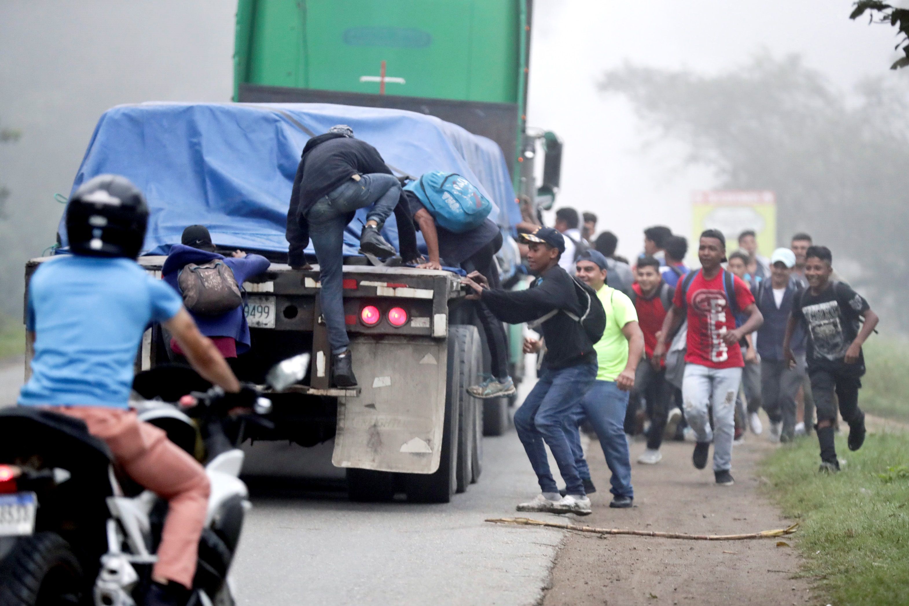 Los migrantes se exponen a la violación de sus derechos fundamentales. (Foto Prensa Libre: EFE)