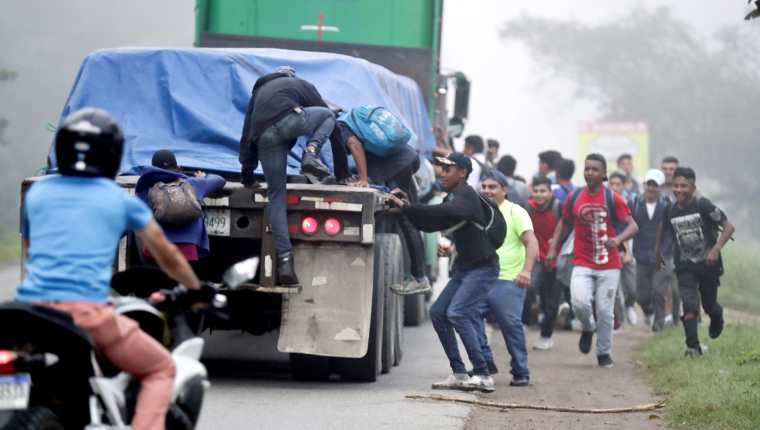 Los migrantes se exponen a la violación de sus derechos fundamentales. (Foto Prensa Libre: EFE)