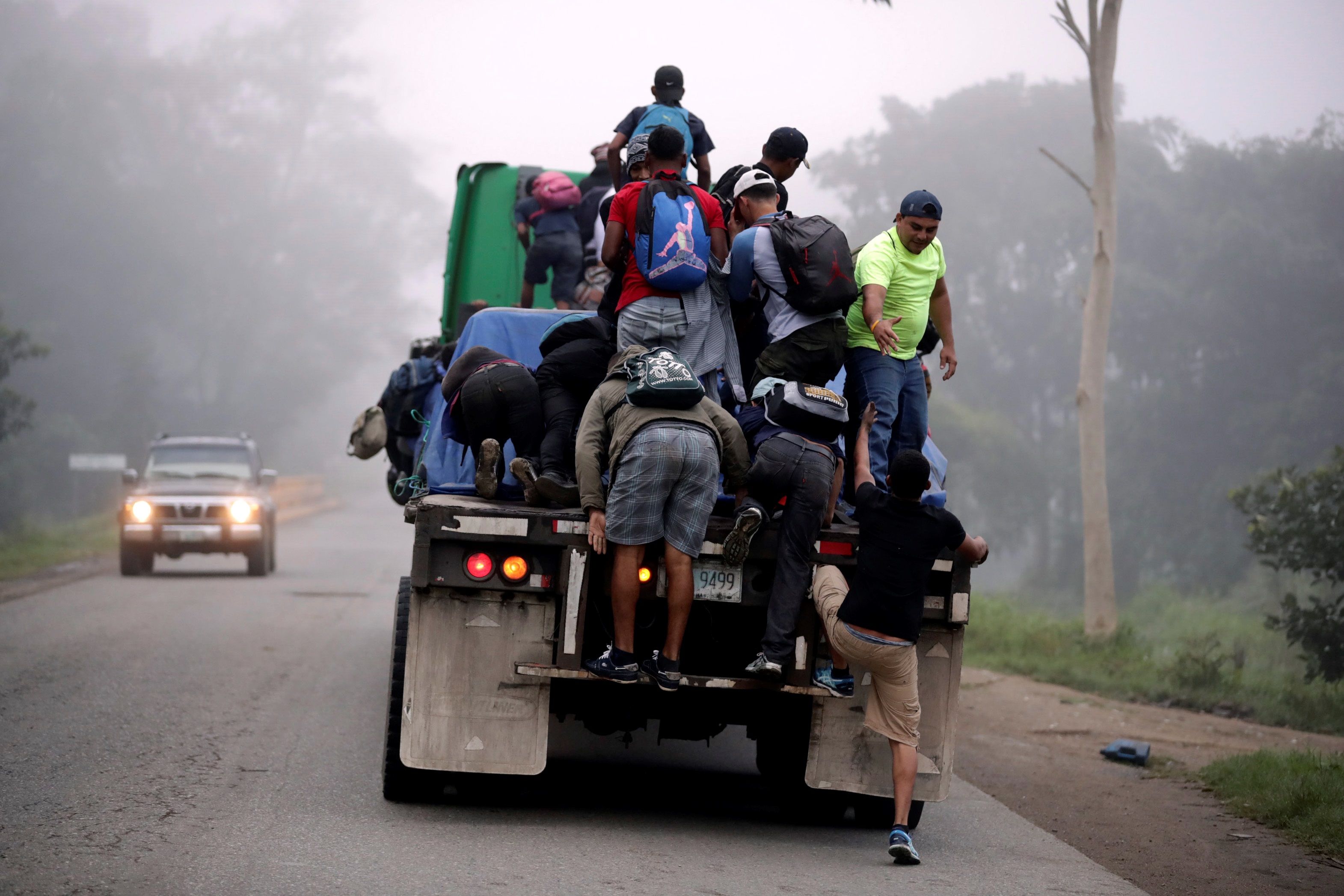 Migrantes hondureños parten en caravana hacia Estados Unidos en enero de 2020. (Foto Prensa Libre: EFE).