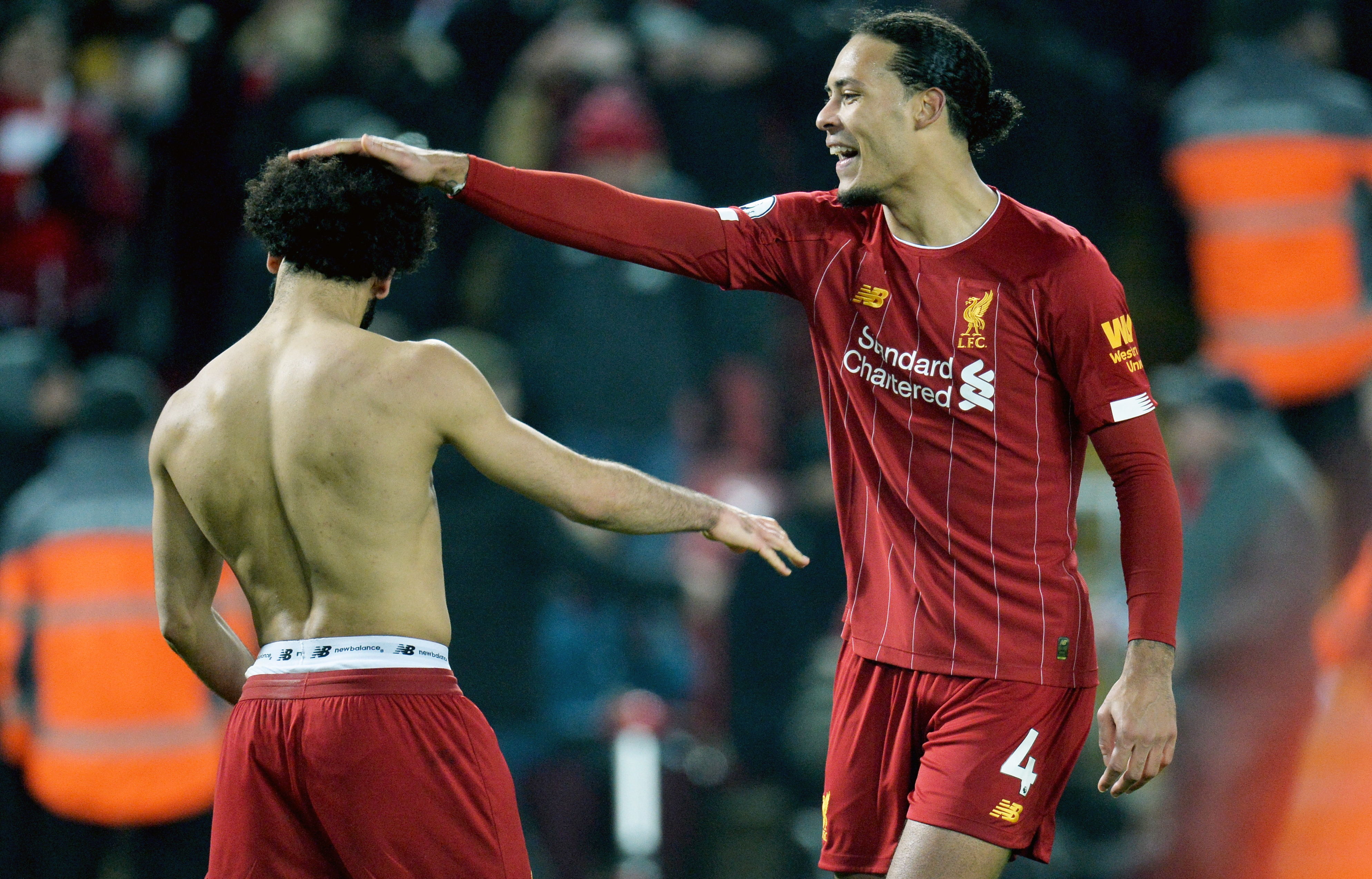  Mohamed Salah celebra con Virgil van Dijk el triunfo del Liverpool. (Foto Prensa Libre: EFE)