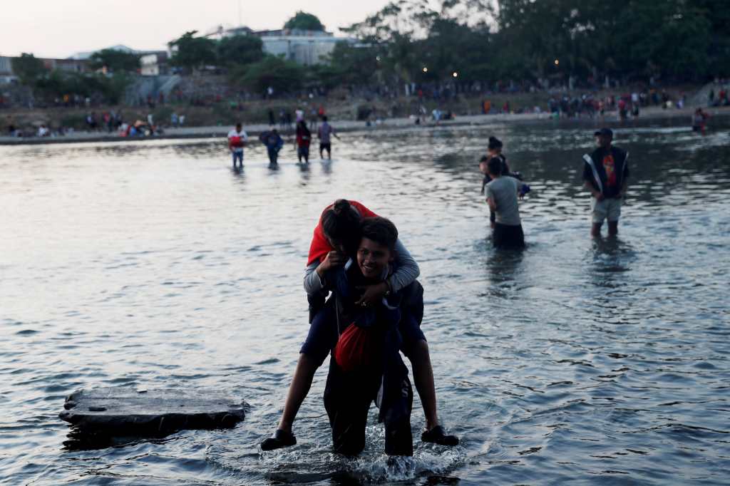 Incertidumbre reina entre migrantes varados en frontera de Guatemala y México