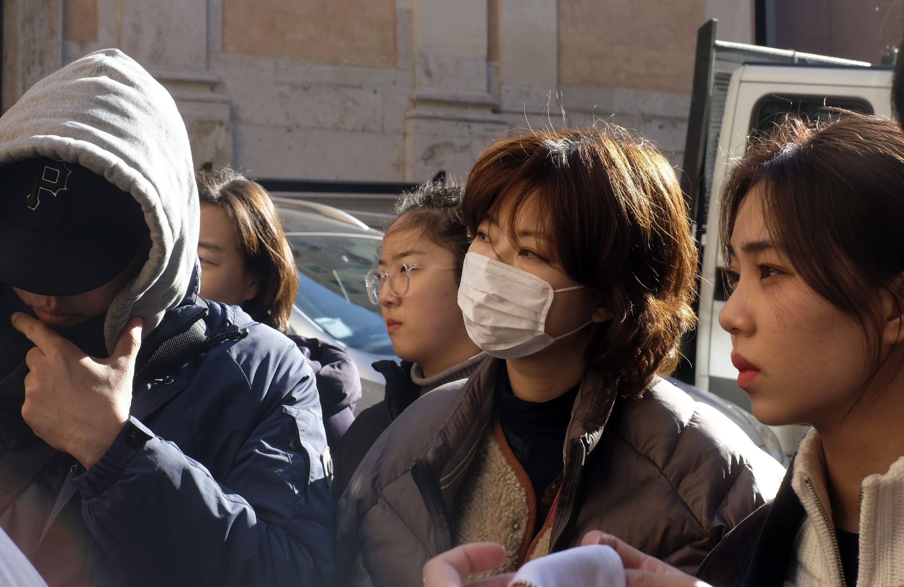 Miles de ciudadanos de China se protegen con mascarillas. (Foto Prensa Libre: EFE)