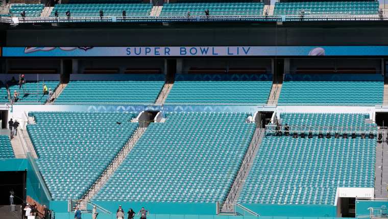 Los preparativos para el Super Bowl está en manos de miles de trabajadores. (Foto Prensa Libre: EFE)