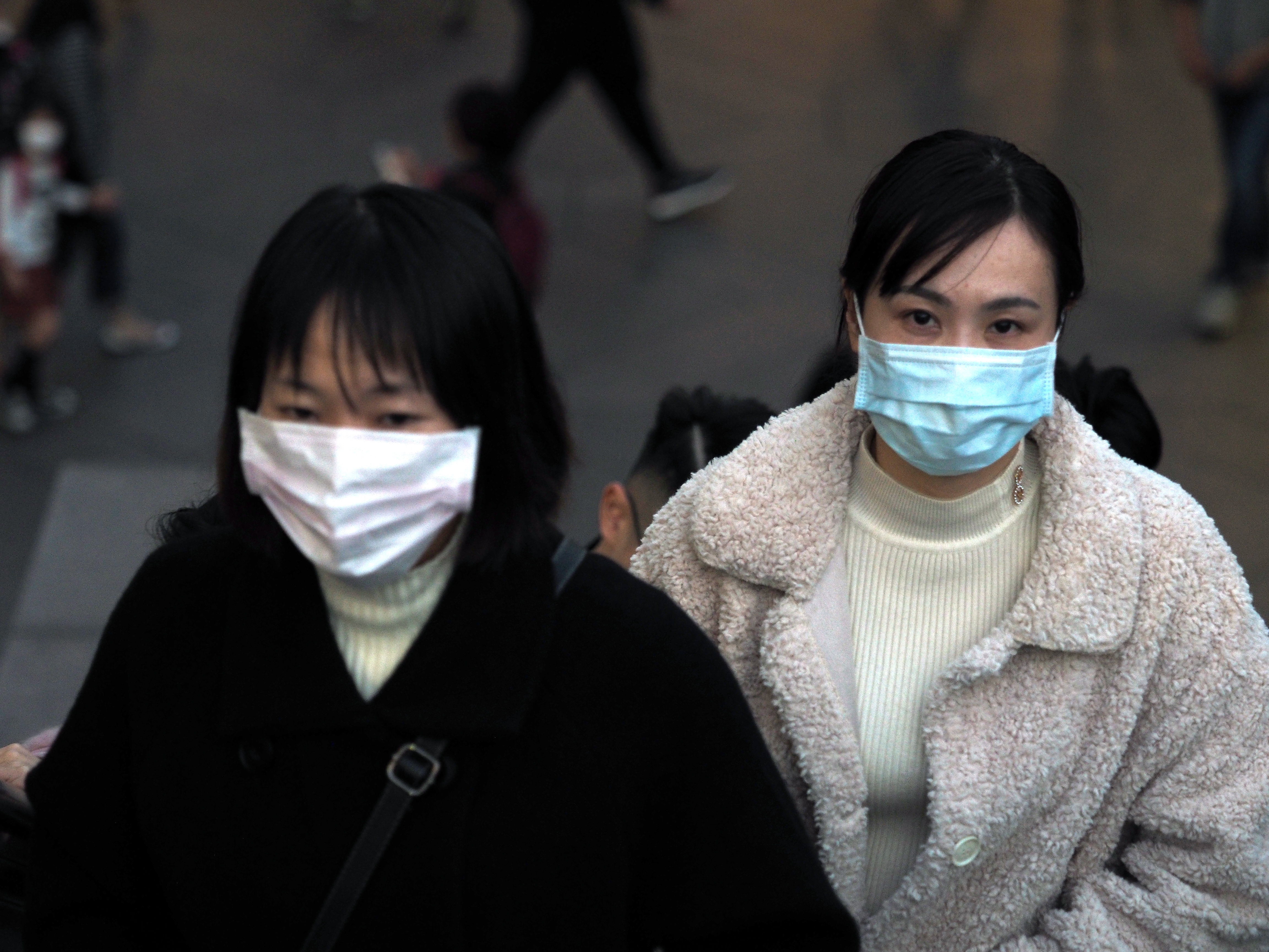 Peatones usan mascarillas desde días recientes en Taiwán a causa del brote de coronavirus en China. (Foto Prensa Libre: AFP)