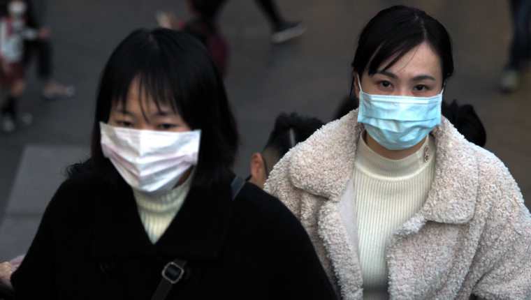 Peatones usan mascarillas desde días recientes en Taiwán a causa del brote de coronavirus en China. (Foto Prensa Libre: AFP)