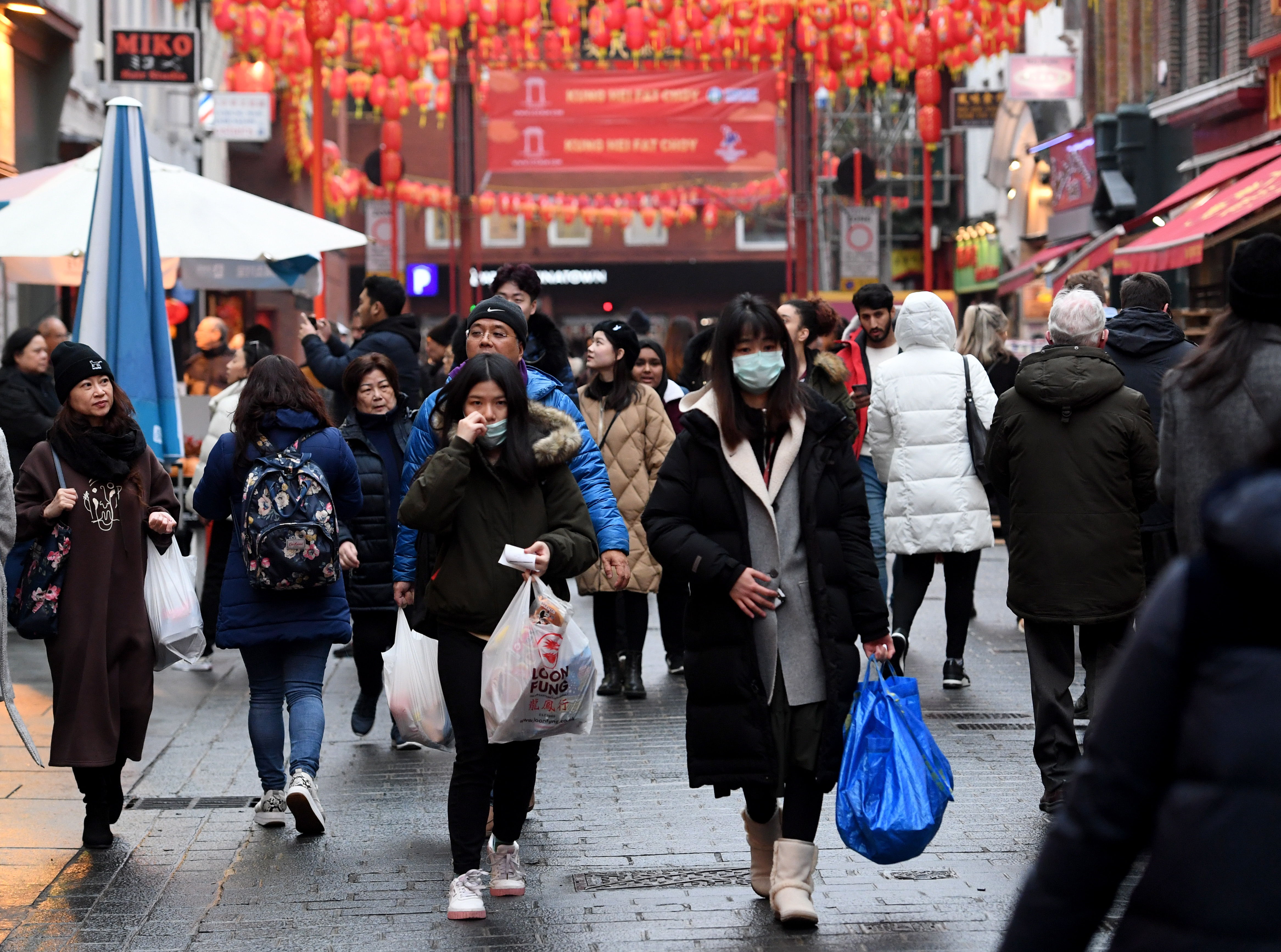 Ciudadanos del mundo toman precauciones por el brote en China del coronavirus. (Foto Prensa Libre: AFP)