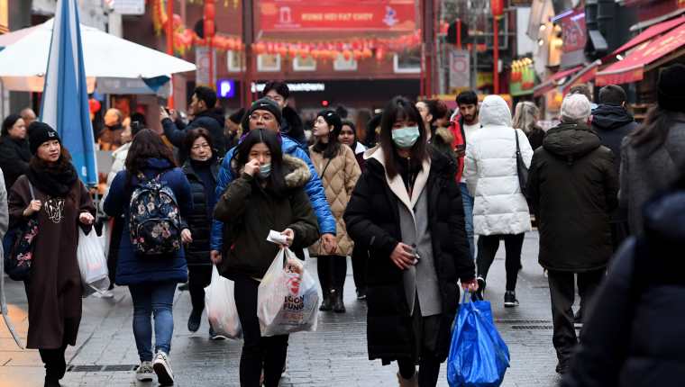Ciudadanos del mundo toman precauciones por el brote en China del coronavirus. (Foto Prensa Libre: AFP)