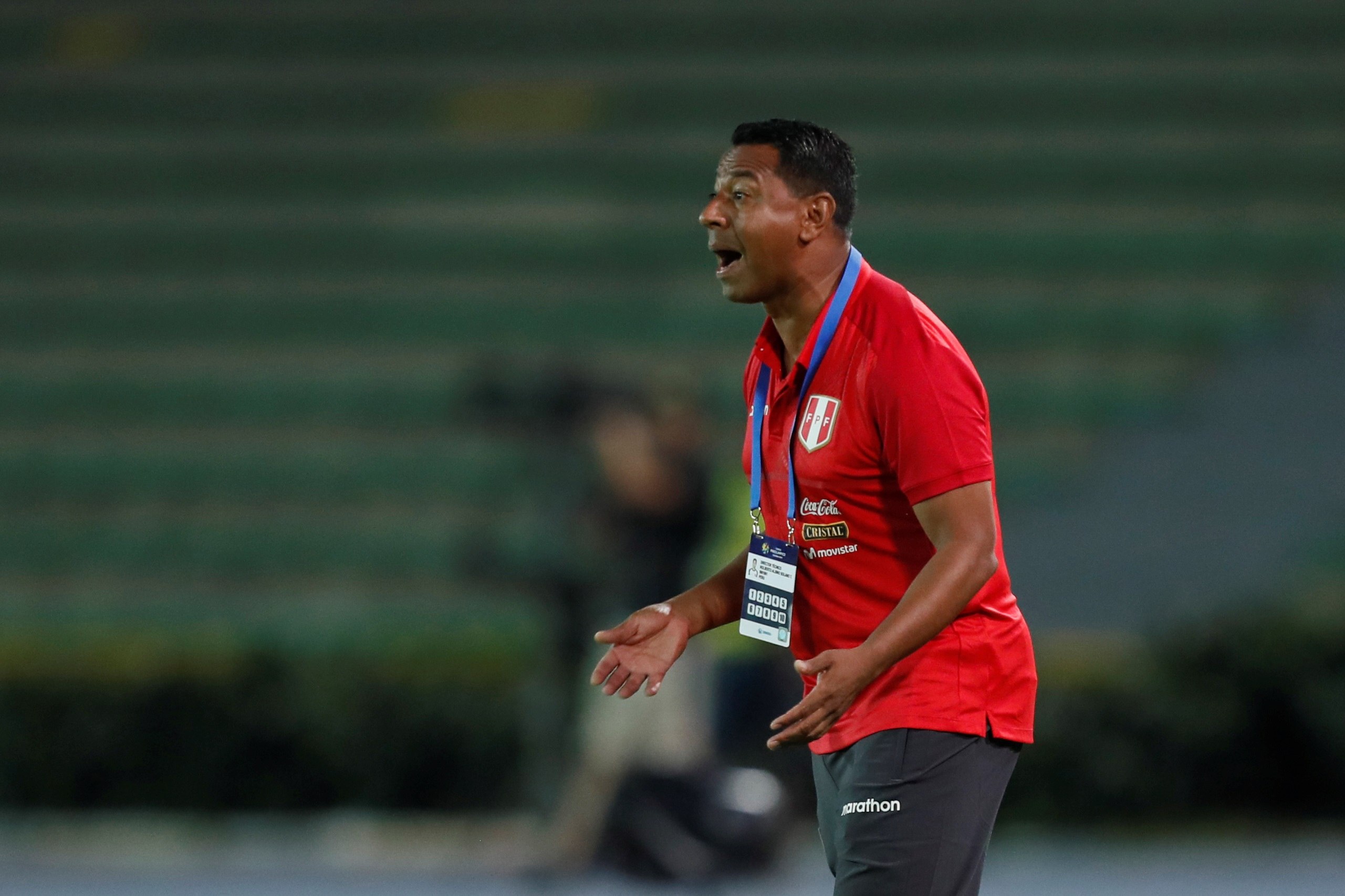 El entrenador de Perú Nolberto Solano no se ha cumplido con las restricciones que hay en su país por el coronavirus. (Foto Prensa Libre: EFE)