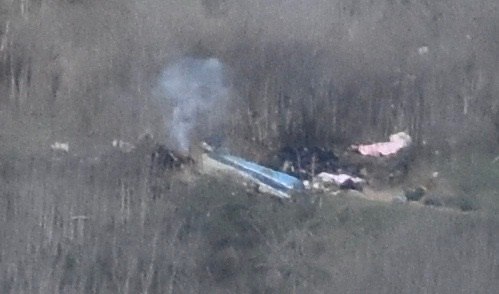 Restos del helicóptero accidentado donde falleció el ex basquetbolista Kobe Bryant, su hija de 13 años y 7 personas más, incluyendo el piloto, en cerros de Calabasas, California (Estados Unidos). (Foto Prensa Libre: EFE)