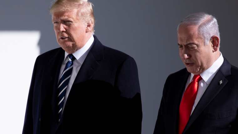 Donald Trump camina con el Primer Ministro de Israel Benjamin Netanyahu en las afueras de la Casa Blanca. (Foto Prensa Libre: EFE)