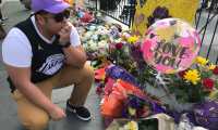 El guatemalteco Eddy Ascencio, de 24 años coloca flores en los altares improvisados para Kobe Bryant, a las afueras del Staples Center. (Foto Prensa Libre: EFE)