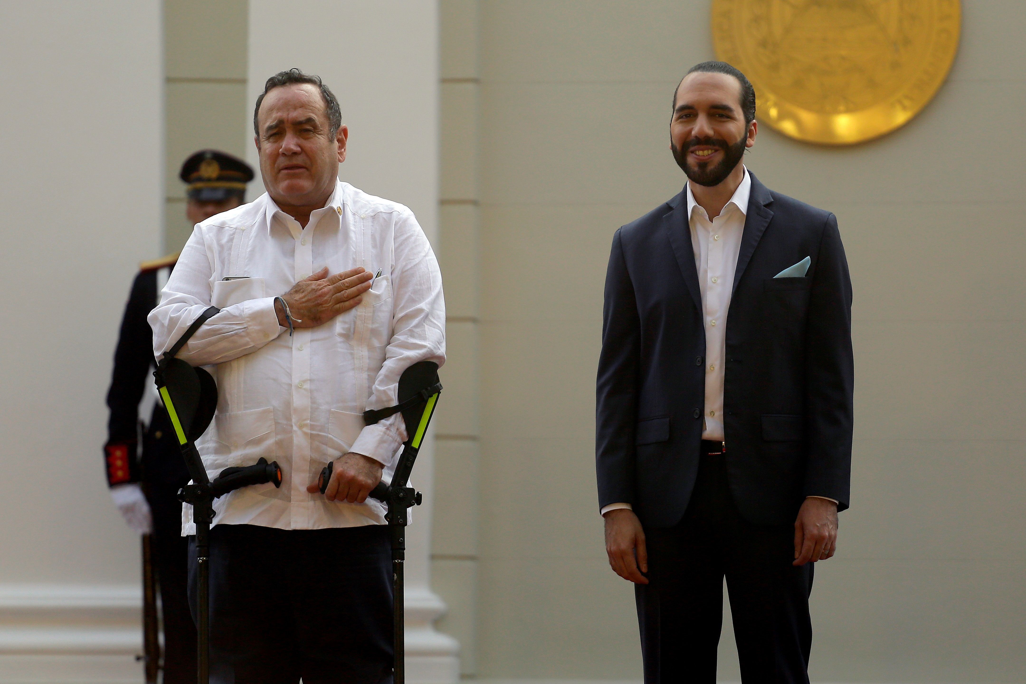 El presidente de Guatemala, Alejandro Giammattei (i), y su homólogo salvadoreño, Nayib Bukele (d), ofrecen una rueda de prensa en San Salvador (Foto Prensa Libre: EFE)