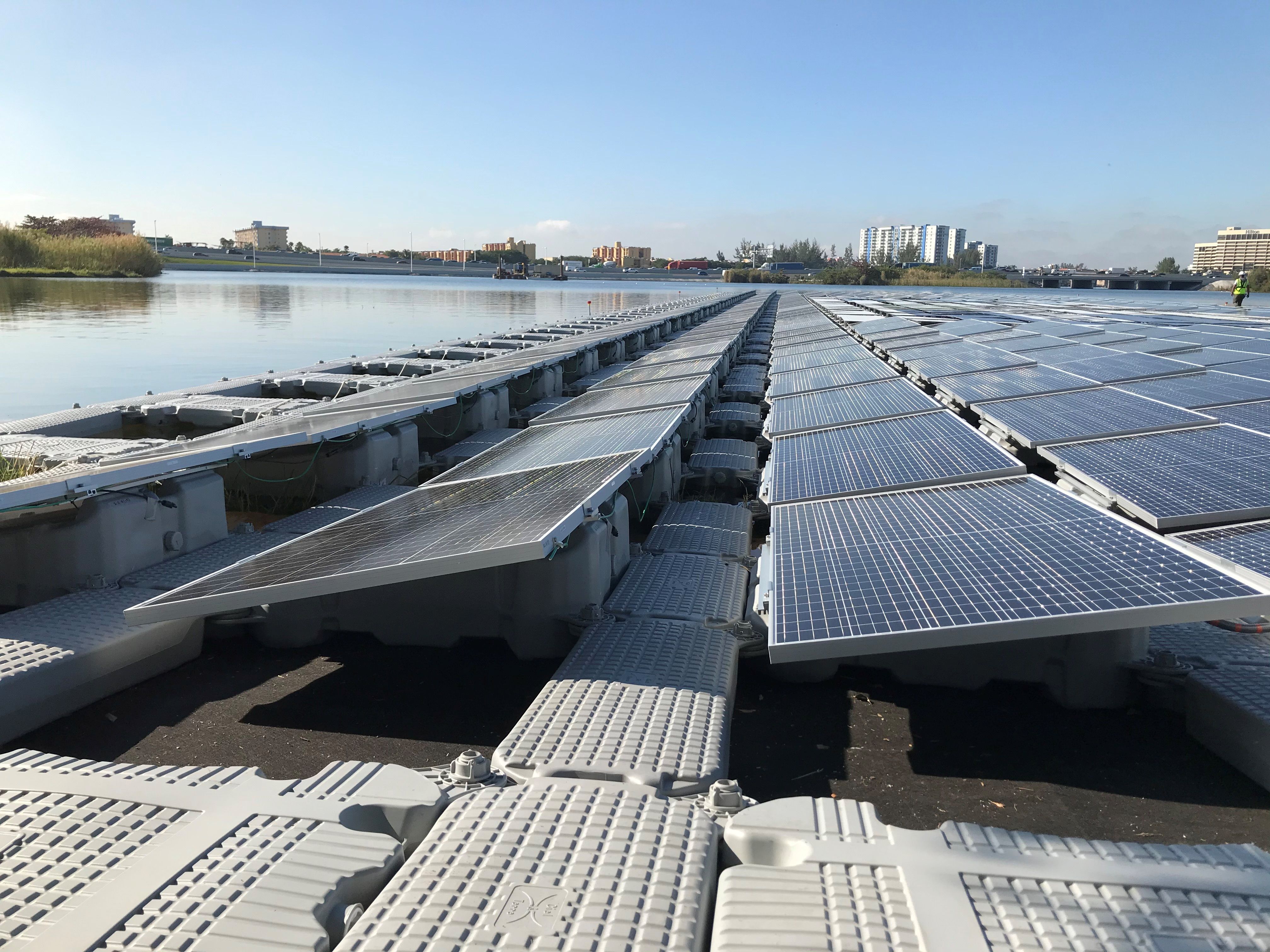 Inauguran en un lago de Miami una plataforma flotante de energía solar