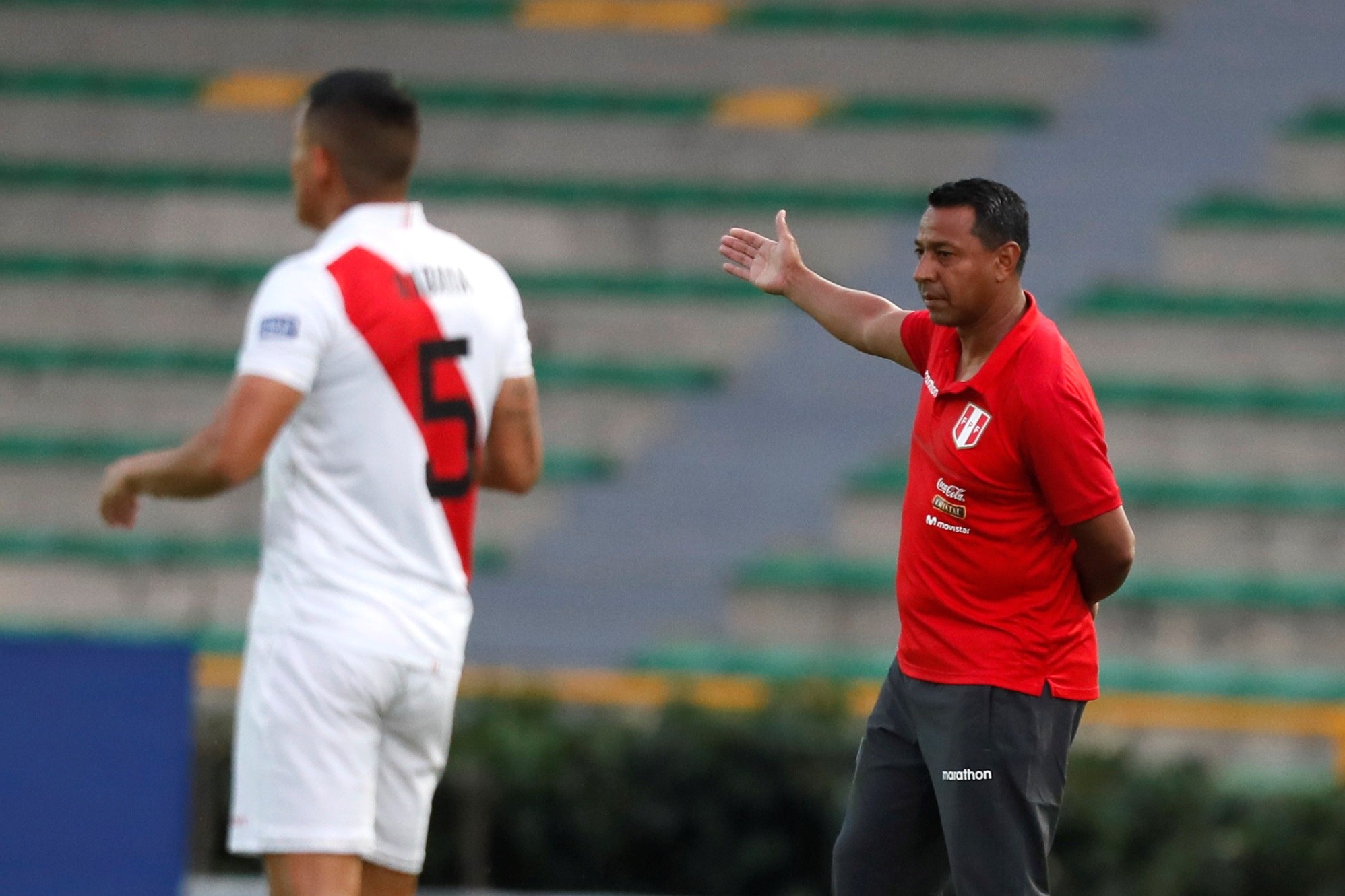  El entrenador de Perú Nolberto Solano (derecha) tras ser amonestado por incumplir la cuarentena por coronavirus, contó una de sus más grandes anécdotas. (Foto Prensa Libre: EFE)