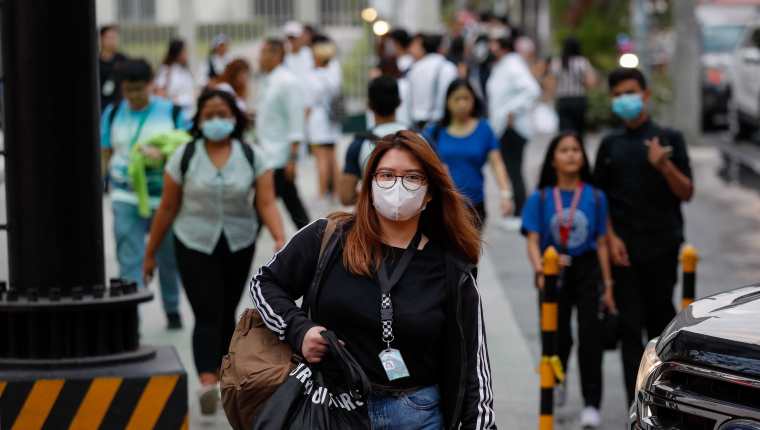La alarma por el coronavirus se ha extendido mientras miles de personas prefieren utilizar mascarilla para protegerse. (Foto Prensa Libre: EFE)
