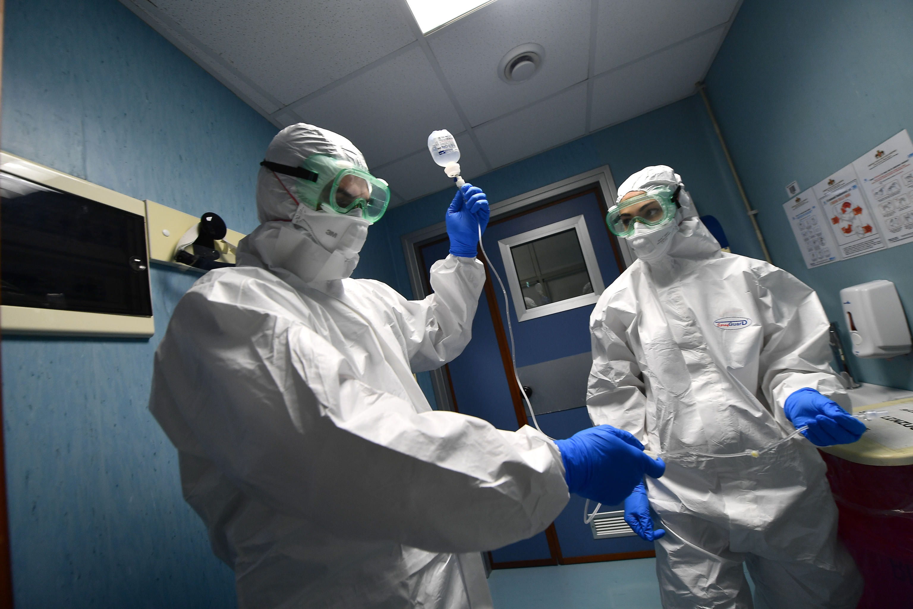 Equipo médico en un hospital de Italia, donde también están en prevención ante el Coronavirus. (Foto Prensa Libre: EFE)