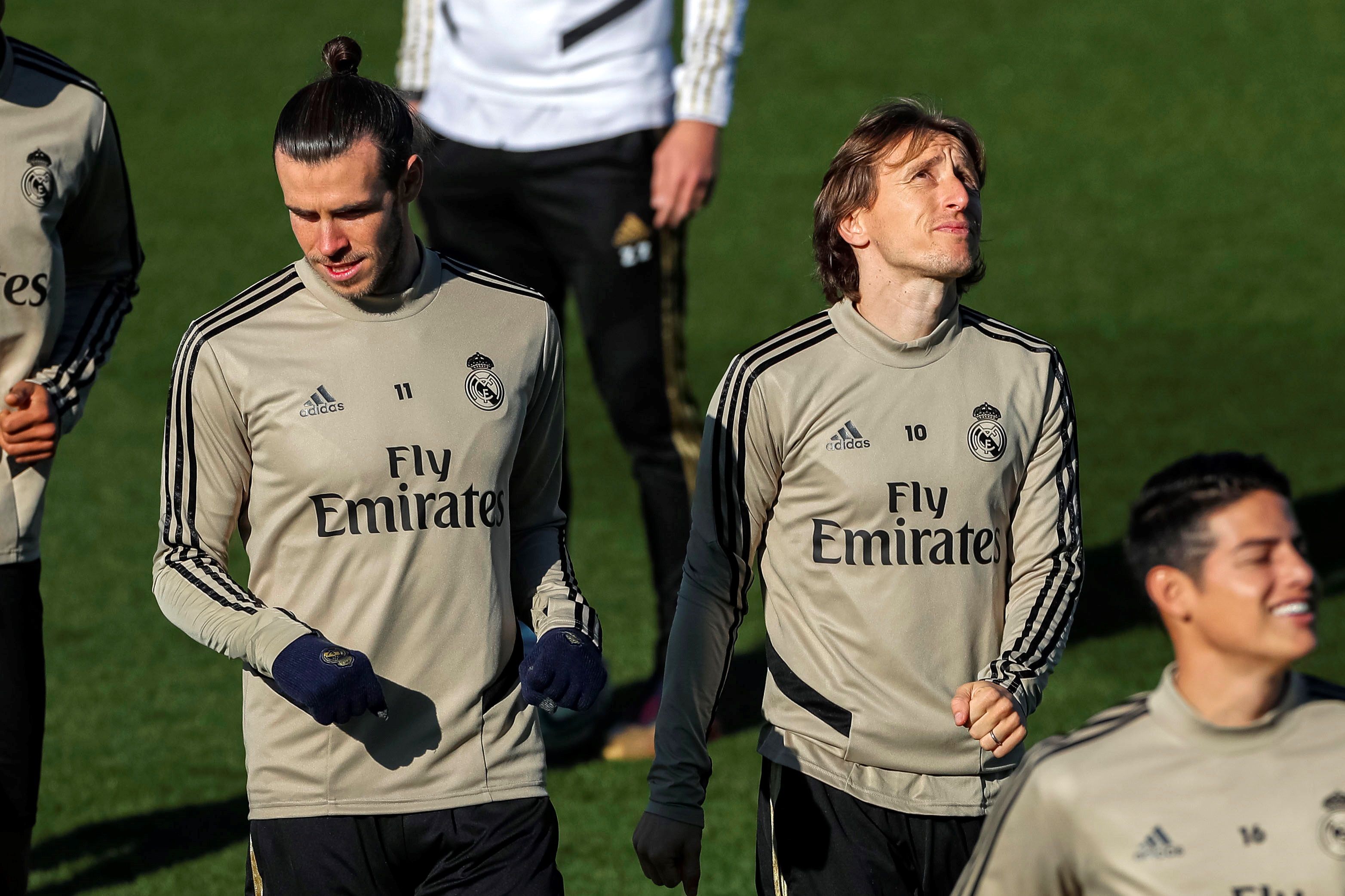 El delantero galés del Real Madrid Gareth Bale y su compañero, el croata Luka Modric, durante el entrenamiento realizado el viernes. (Foto Prensa Libre: EFE)