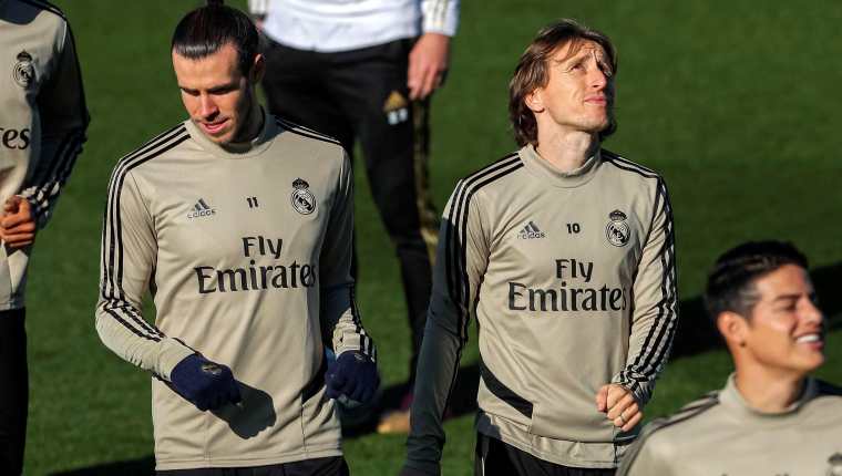 El delantero galés del Real Madrid Gareth Bale y su compañero, el croata Luka Modric, durante el entrenamiento realizado el viernes. (Foto Prensa Libre: EFE)