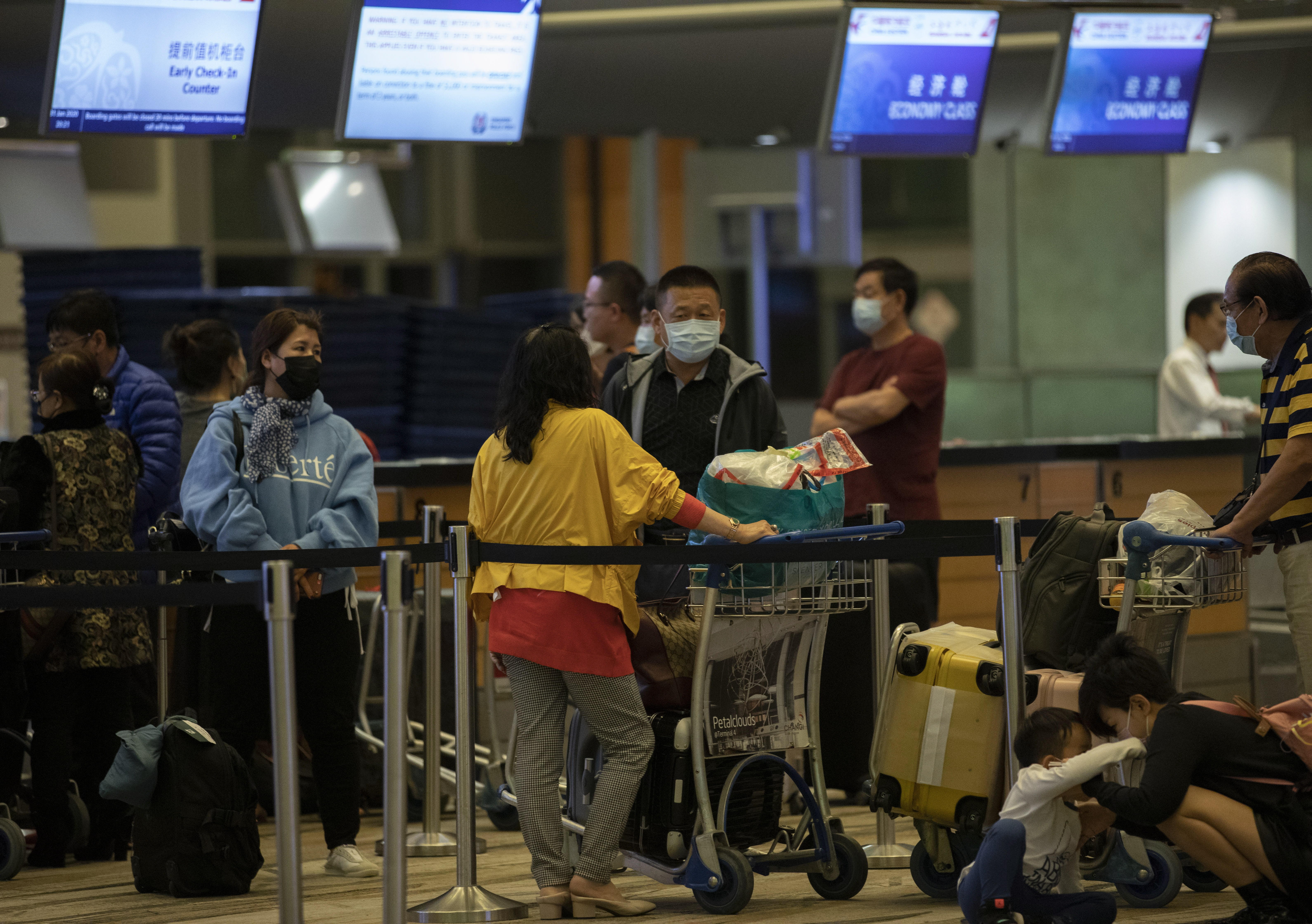 Los aeropuertos del mundo están en alerta máxima por el virus. (Foto Prensa Libre: EFE)