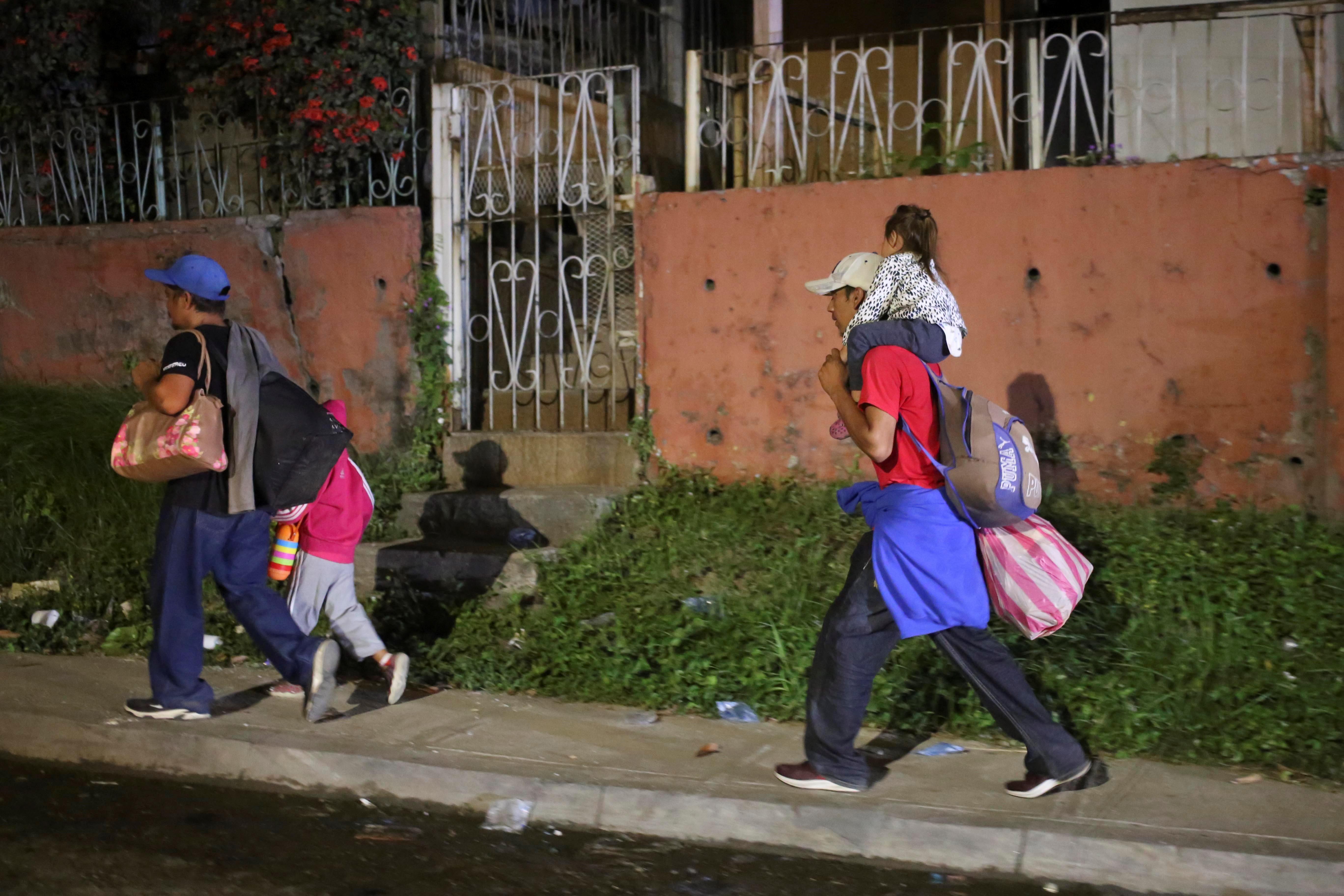 Cientos de niños viajan acompañados por sus padres hacia EE. UU., un problema que intentan mitigar las autoridades. (Foto Prensa Libre: EFE)