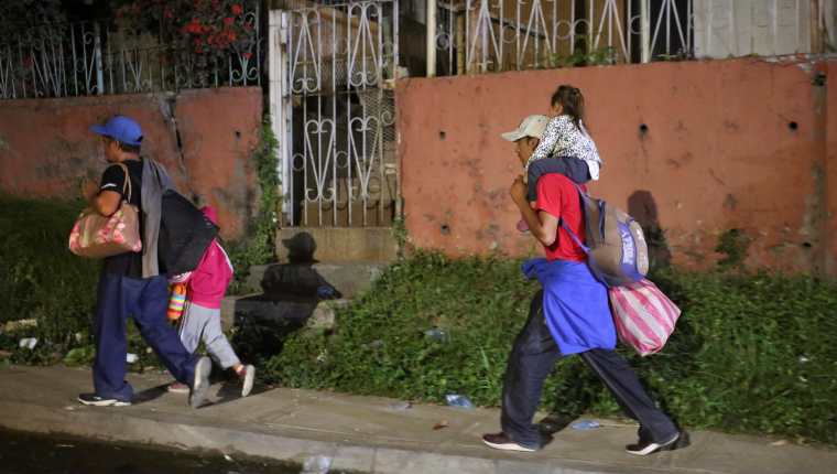 Cientos de niños viajan acompañados por sus padres hacia EE. UU., un problema que intentan mitigar las autoridades. (Foto Prensa Libre: EFE)