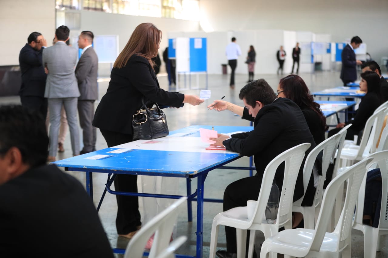 Los abogados votaron para elegir a su representante ante la Comisión de Postulación para la elección de magistrados del TSE. (Foto Prensa Libre: Carlos Hernández Ovalle)