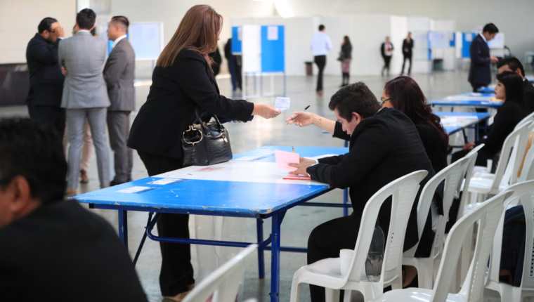 Los abogados votaron para elegir a su representante ante la Comisión de Postulación para la elección de magistrados del TSE. (Foto Prensa Libre: Carlos Hernández Ovalle)