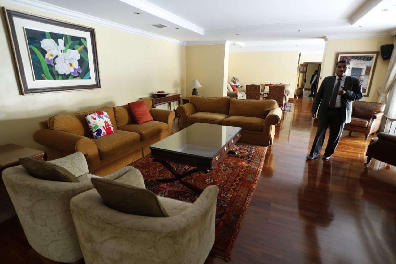 Una sala espaciosa con piso de madera. (Foto Prensa Libre: Esbin García)