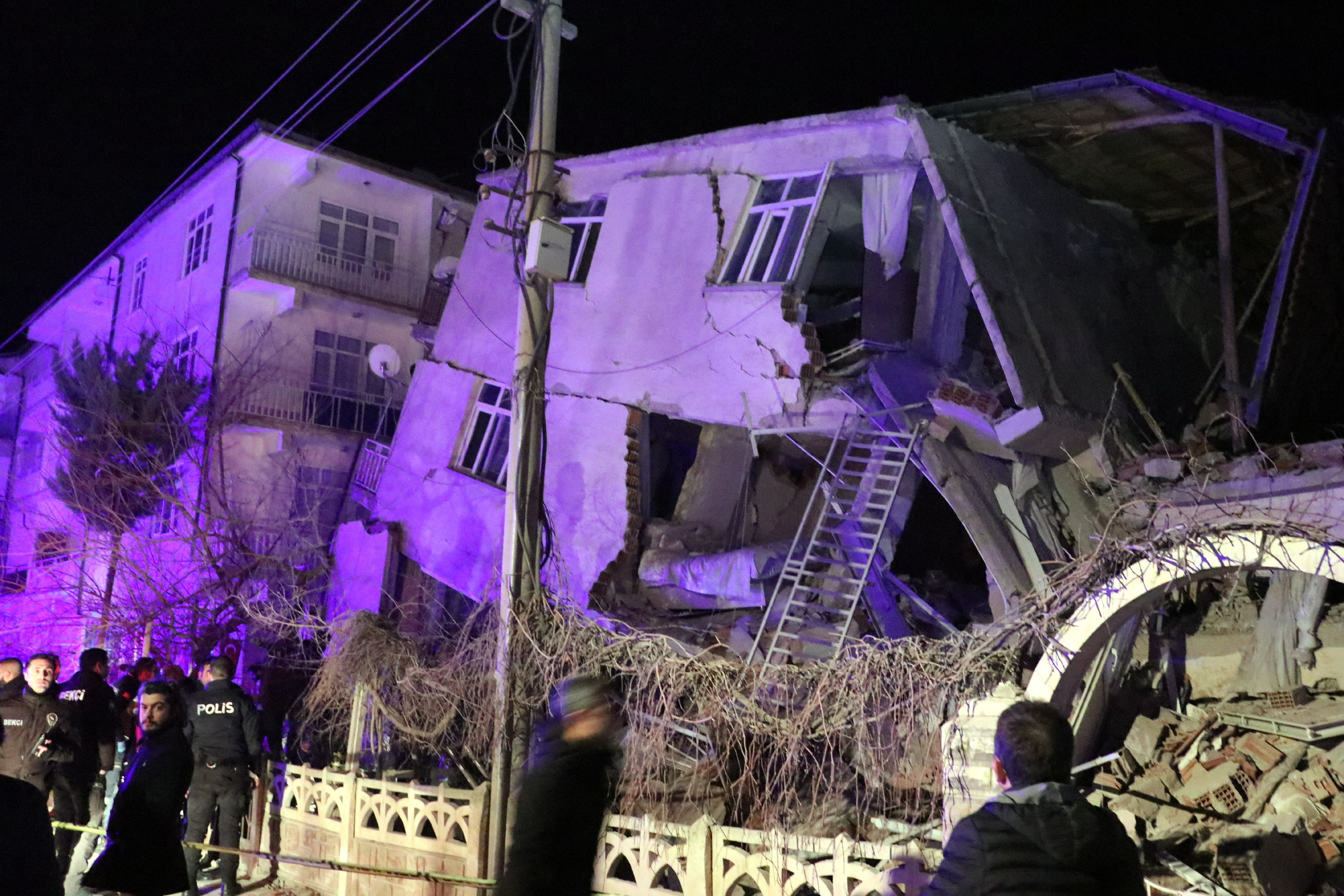 El terremoto de 6.7 grados hizo que varios edificios se desplomaran. (Foto Prensa Libre: EFE)