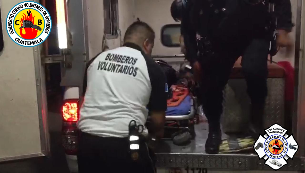 Bomberos Voluntarios trasladaron al Hospital Nacional de Coatepeque al agente de la PNC herido. (Foto Prensa Libre. CBV) 