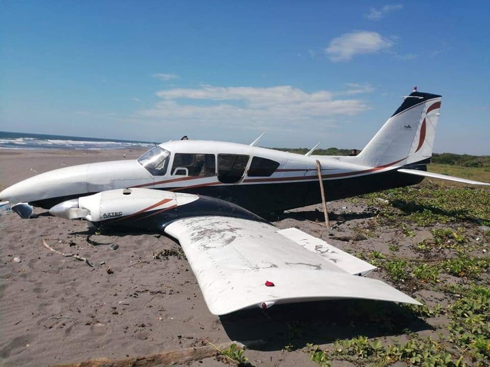 Una avioneta fue encontrada a orillas de la playa pública de Tulate, Retalhuleu. (Foto Prensa Libre: cortesía)