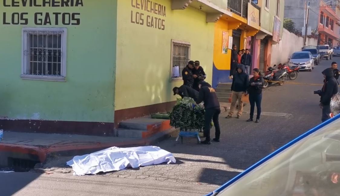 Un hombre que se dedicaba a cargar bultos en el mercado Minerva murió baleado esta mañana. (Foto Prensa Libre: Mynor Toc)
