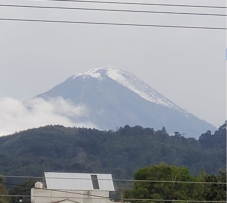 Así se apreciaba el volcán de Acatenango desde Zaragoza, Chimaltenango. (Foto cortesía de Javier Girón)