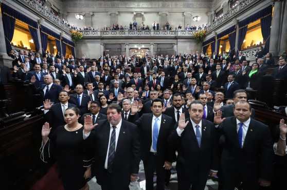 Ciento sesenta diputados de la novena legislatura fueron juramentados en el hemiciclo parlamentario. Foto Prensa Libre: Cortesía
