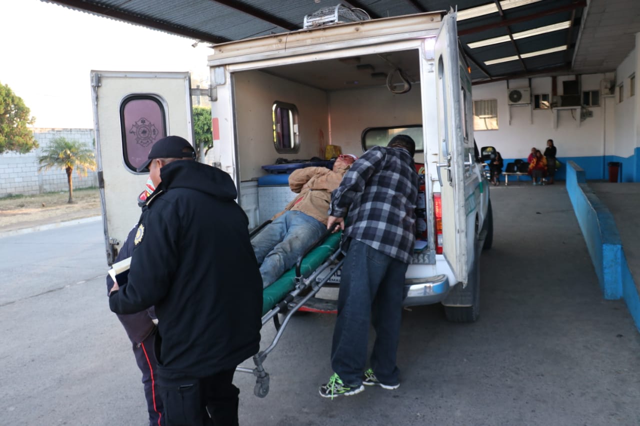 Socorristas trasladan a los heridos al Hospital Nacional de Chimaltenango. (Foto Prensa Libre: Víctor Chamalé)