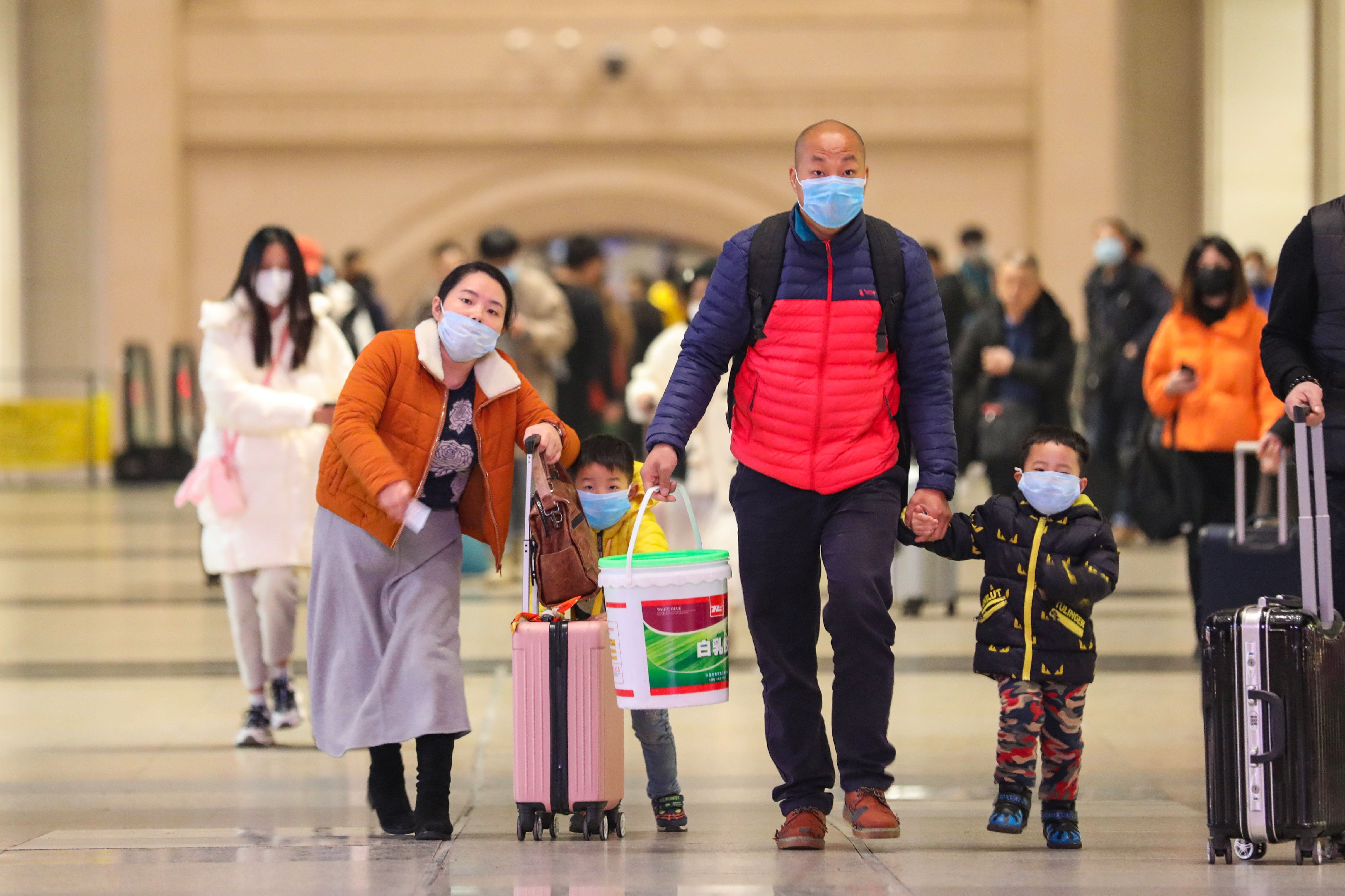 Autoridades de salud chinas advierten de tomar serias medidas para contrarrestar la propagación del coronavirus. (Foto Prensa Libre: EFE)
