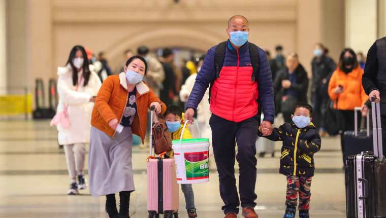 Autoridades de salud chinas advierten de tomar serias medidas para contrarrestar la propagación del coronavirus. (Foto Prensa Libre: EFE)