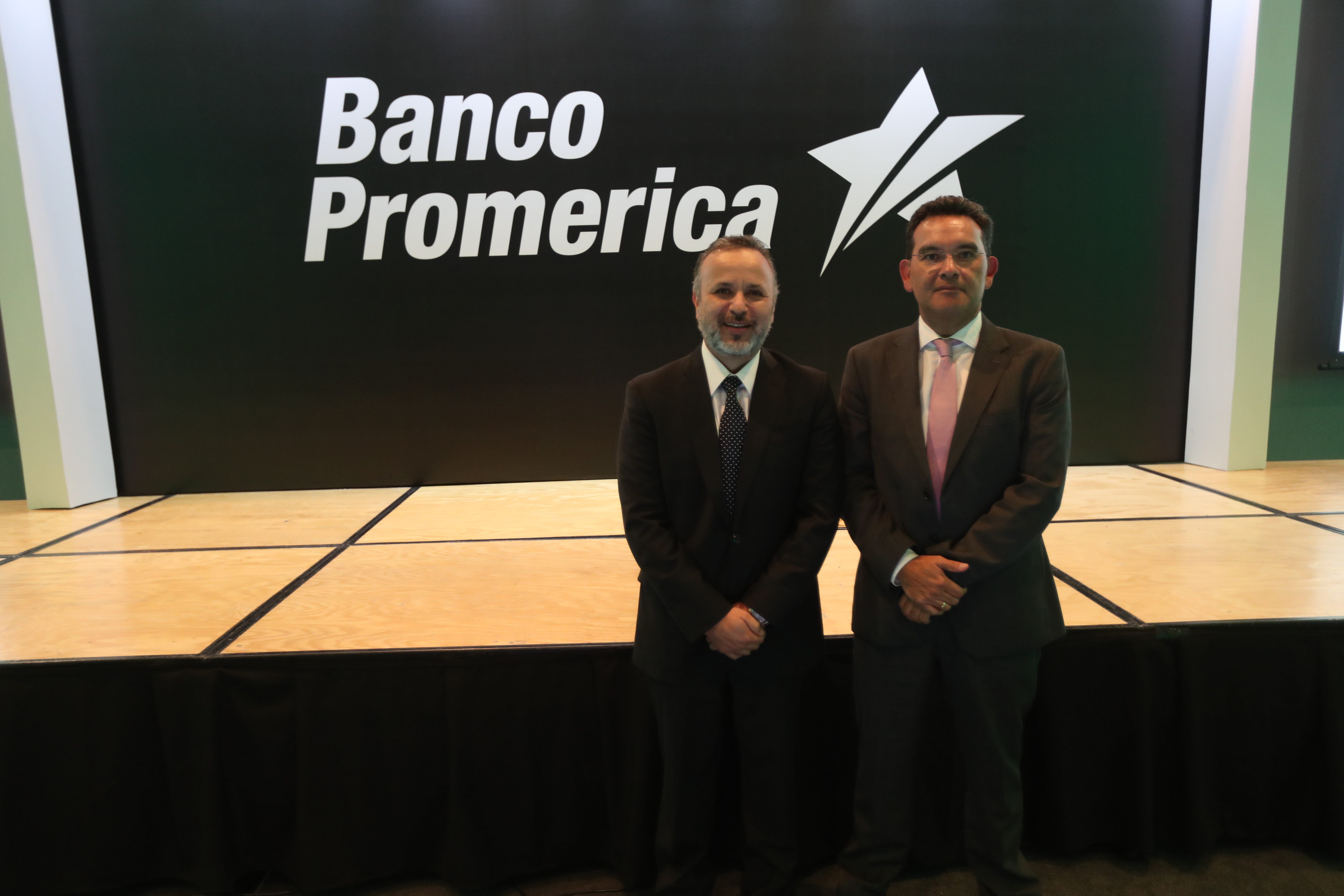 Edgar Bran, gerente general de Banco Promerica Guatemala, y el conferencistas internacional Paulo De León. (Foto Prensa Libre: Norvin Mendoza)