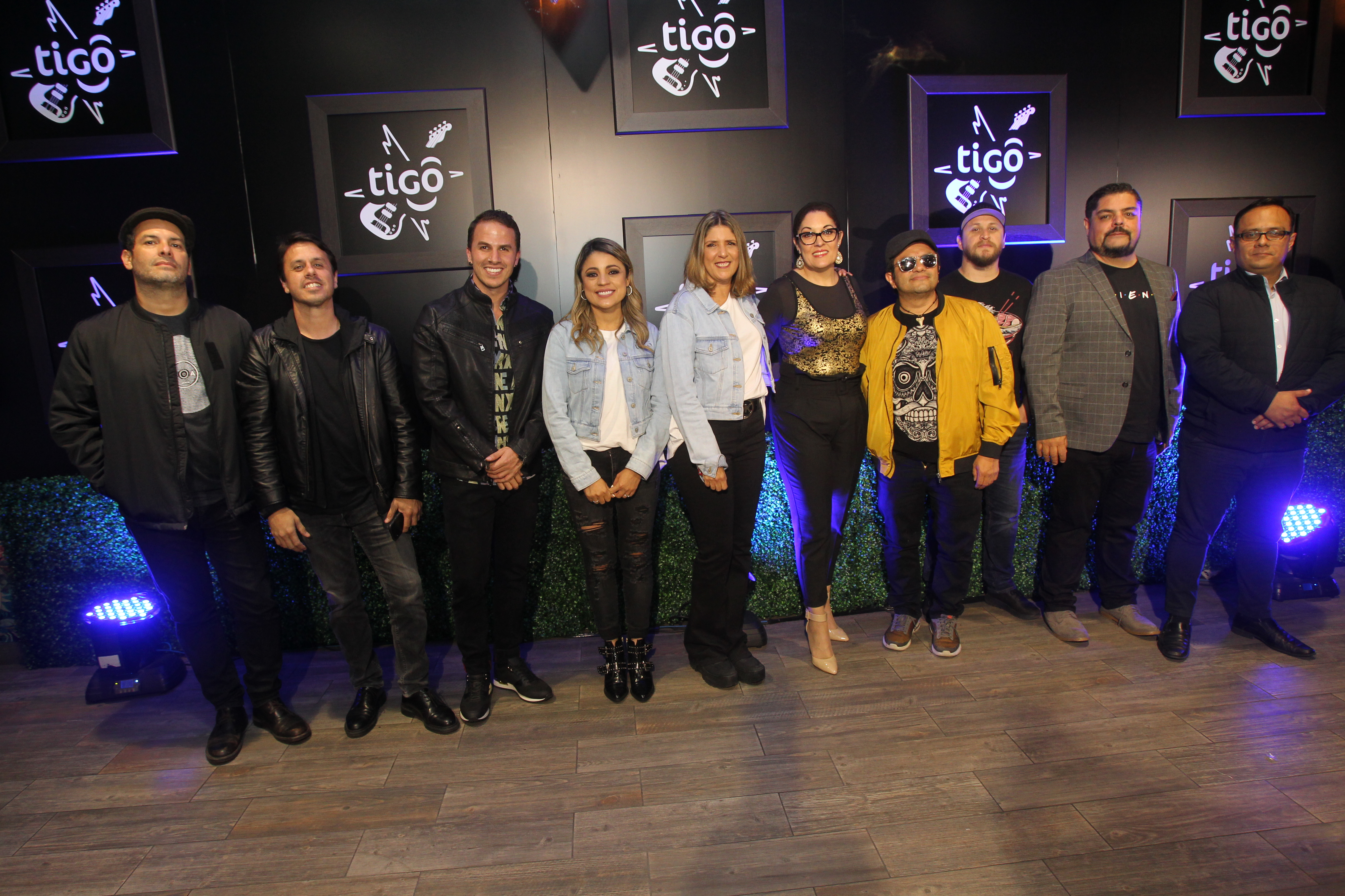 Las dos representantes de Tigo -al centro-  en compañía de los jueces y padrinos presentaron la plataforma Tigo Sounds. (Foto Prensa Libre: Norvin Mendoza)