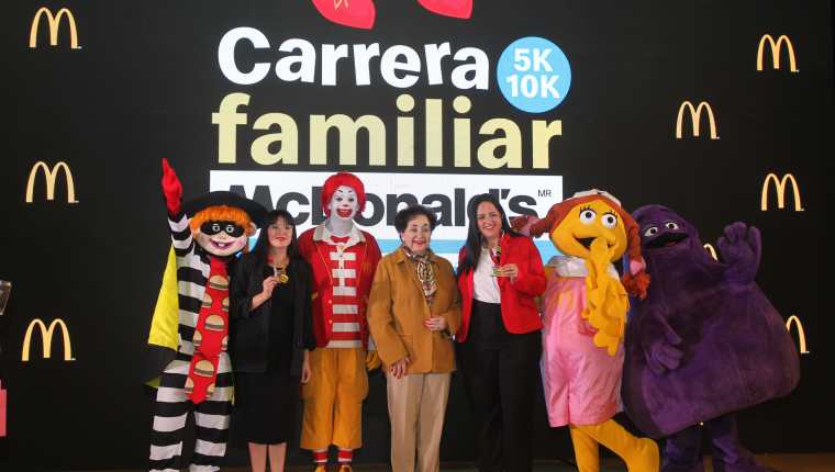 Doña Yolanda Cofiño -al centro-, rodeada de ejecutivos de McDonald´s y los personajes, presentaron la Carrera Familiar. Foto Prensa Libre: Norvin Mendoza