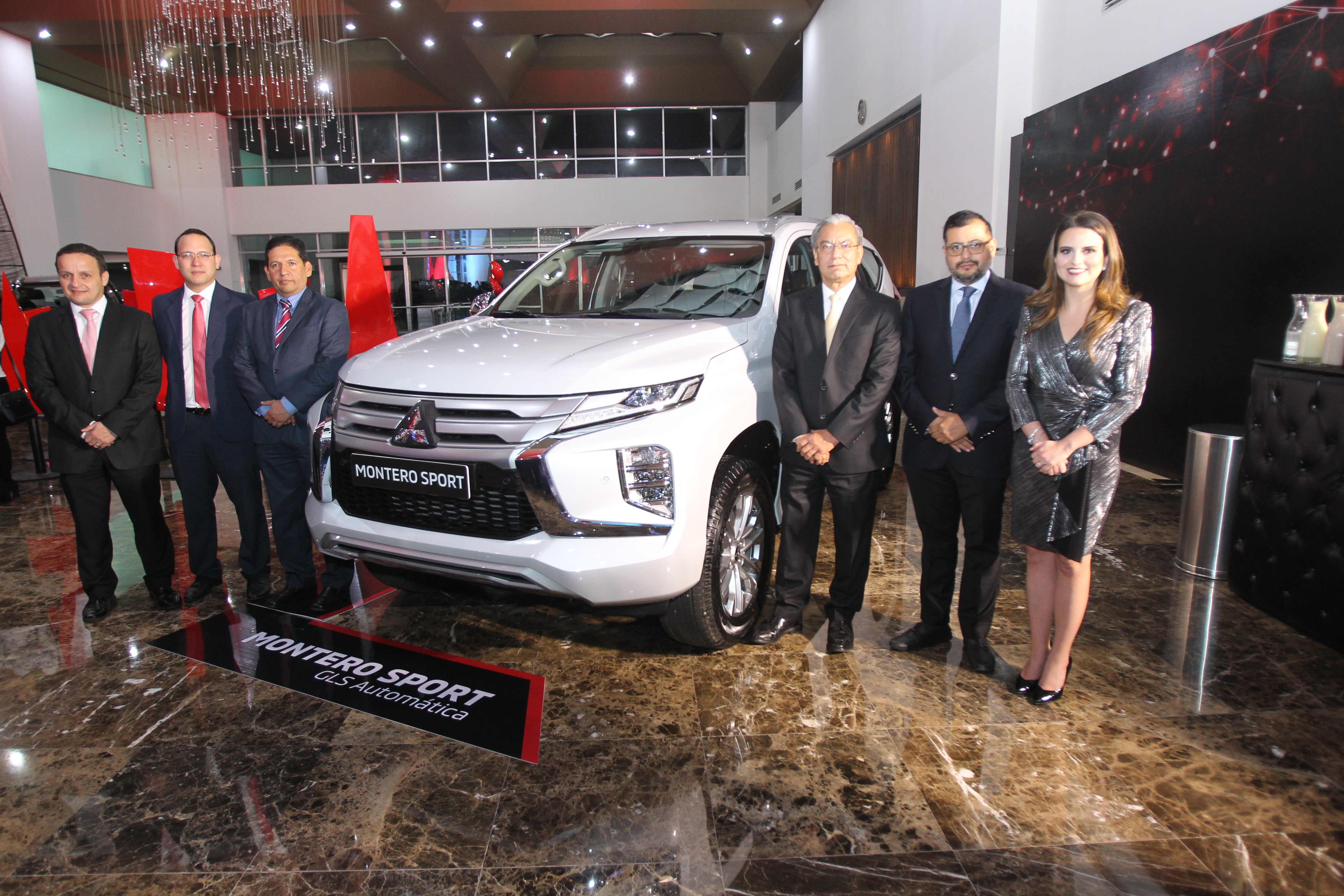 Alfredo Hasbun, Gerente de ventas Mitsubishi; Roberto Martínez, Gerente de marca Mitsubishi; José David Gularte, Gerente General de ventas multimarca Excel; Lic. Leonel Fonseca, Gerente de país Excel Guatemala; Everst Figueroa, Gerente general Excel Guatemala, y Carmen Guzmán, Gerente general de mercadeo multimarca Excel. (Foto Prensa Libre: Norvin Mendoza)