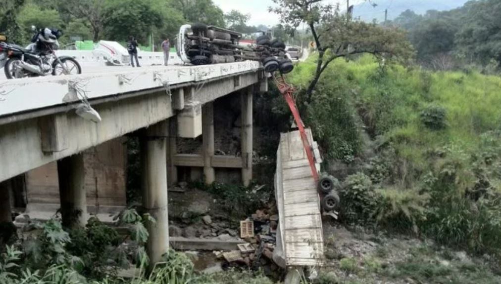 El transporte pesado en constantes ocasiones se ve involucrado en accidentes. (Foto Prensa Libre: Hemeroteca PL).   