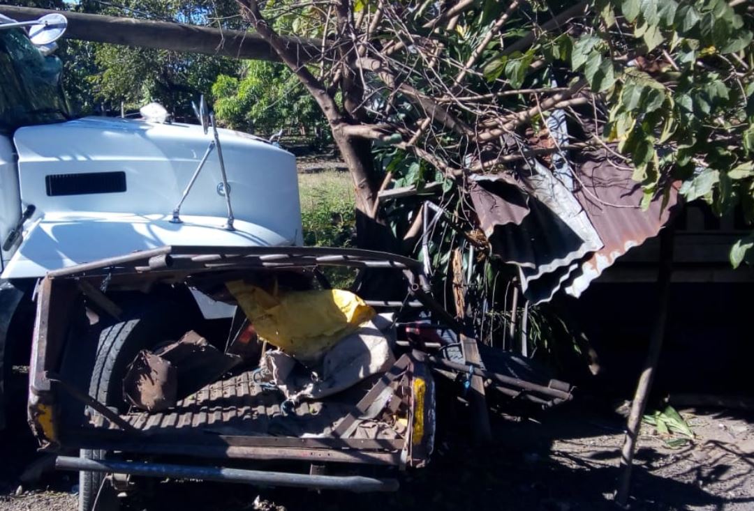 Picop y camión accidentado en la ruta entre Escuintla y Taxisco, Santa Rosa. (Foto Prensa Libre: Bomberos Voluntarios). 