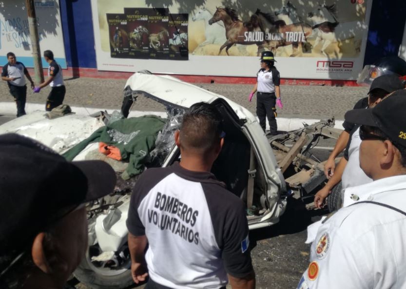 Uno de los vehículos accidentados en el km 26.5 de la ruta al Pacífico. (Foto Prensa Libre: Bomberos Voluntarios).