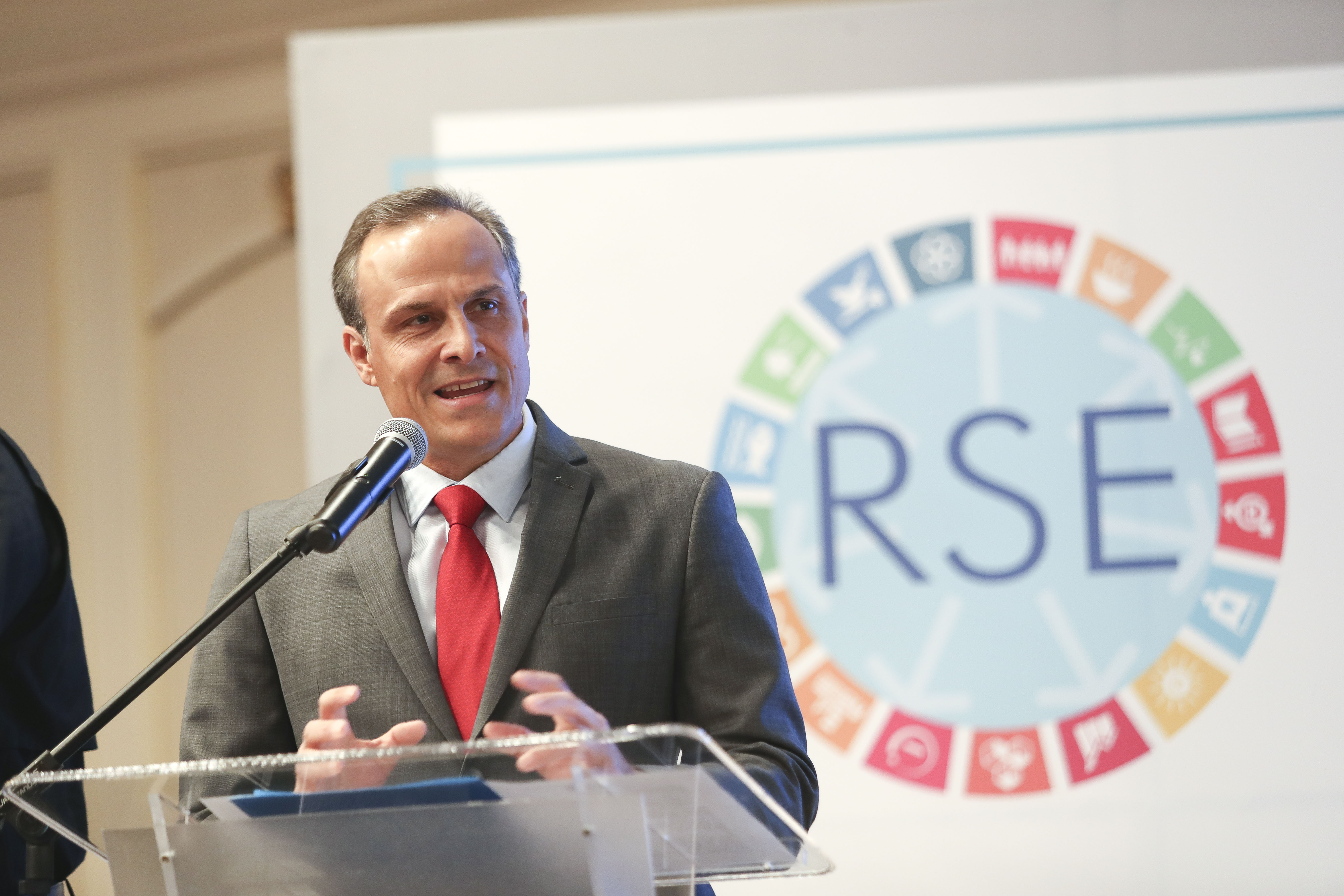 El Centro para la Acción de la Responsabilidad Social Empresarial en Guatemala -CentraRSE- presentó la estrategia 2020. En la imagen, Jorge Toruño, vicepresidente de CentraRSE. (Foto Prensa Libre: Norvin Mendoza)