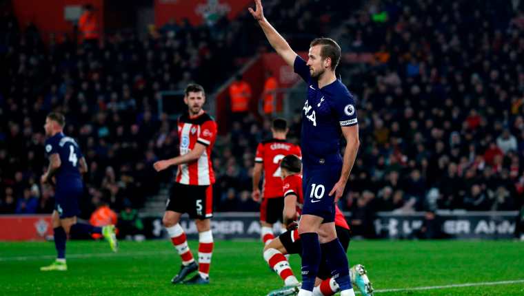 Harry Kane del Tottenham Hotspur's sufre una lesión que lo podría alejar de las canchas. (Foto Prensa Libre: AFP)