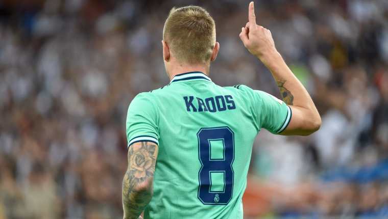 El volante alemán del Real Madrid, Toni Kroos, anotó un golazo contra el Valencia en la semifinal de la Super Copa. (Foto Prensa Libre: AFP)
